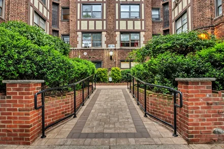 Listing photo 1 of 8