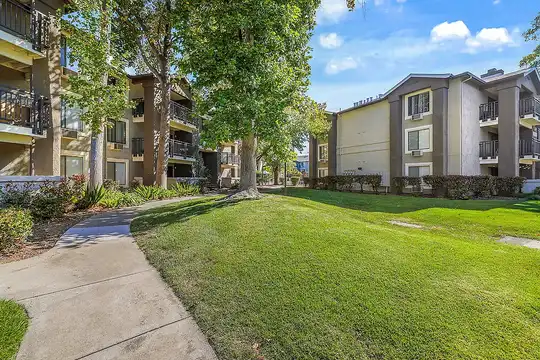 Listing photo 1 of 5