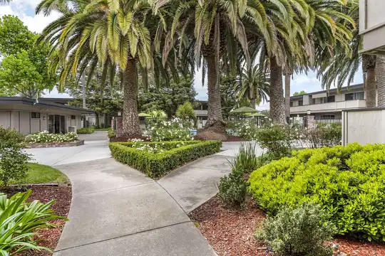 Listing photo 1 of 5