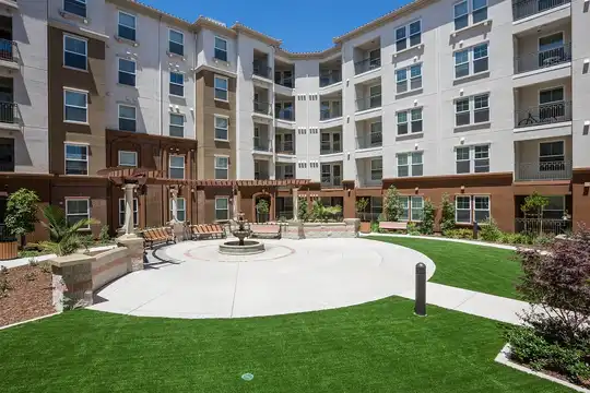 Listing photo 1 of 5