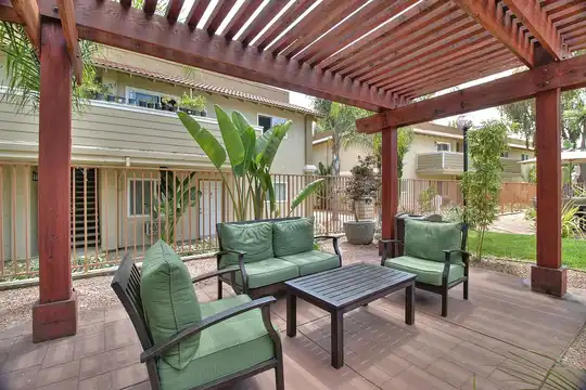 Listing photo 1 of 5