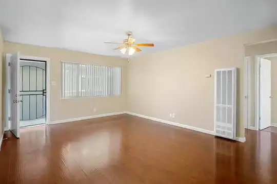 Listing photo 1 of 5