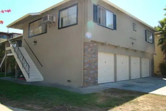 Listing photo 1 of 5