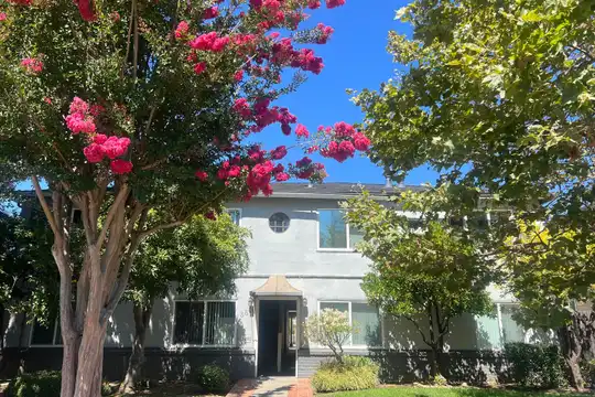 Listing photo 1 of 5