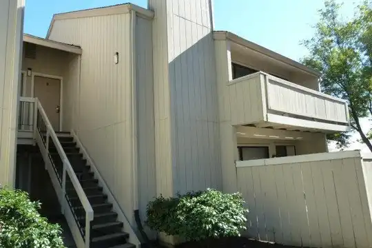 Listing photo 1 of 5