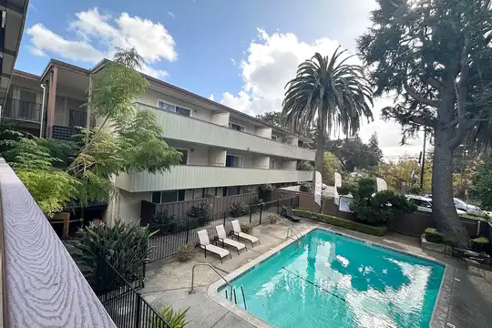 Listing photo 1 of 5