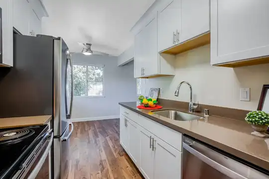 Listing photo 1 of 5