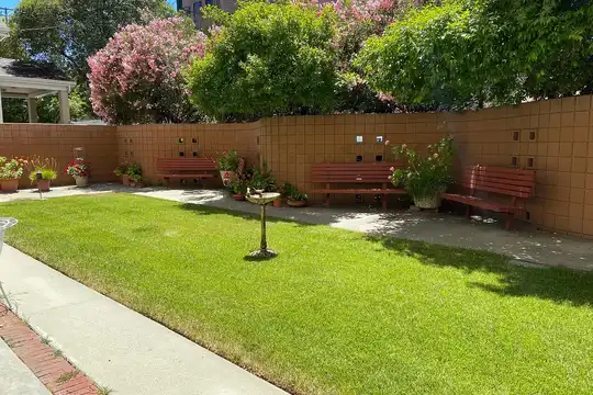 Listing photo 1 of 2