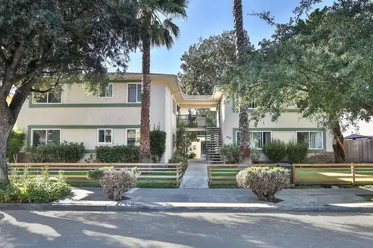 Listing photo 1 of 5