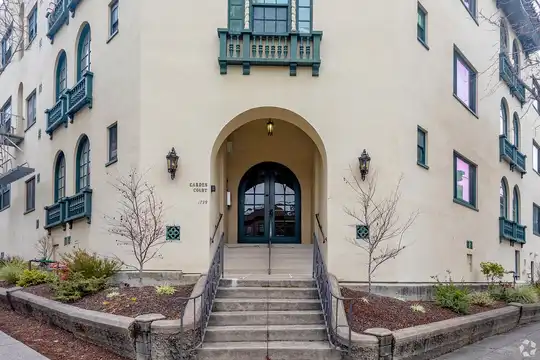 Listing photo 1 of 5