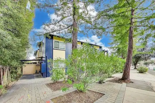 Listing photo 1 of 5