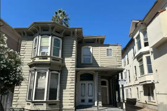 Listing photo 1 of 5
