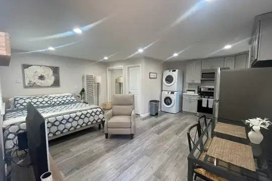 Listing photo 1 of 5