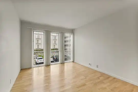 Listing photo 1 of 5