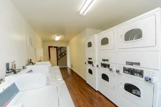 Listing photo 1 of 5