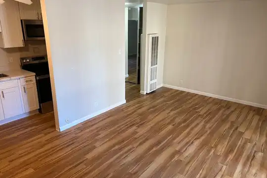 Listing photo 1 of 5