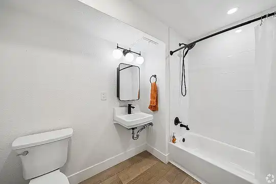 Listing photo 1 of 5