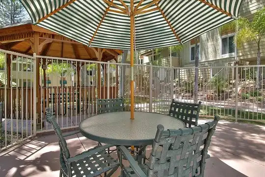 Listing photo 1 of 5