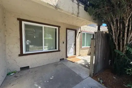 Listing photo 1 of 5