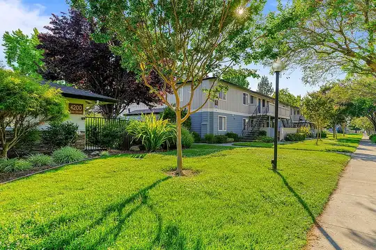 Listing photo 1 of 5