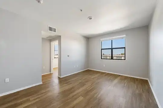 Listing photo 1 of 5