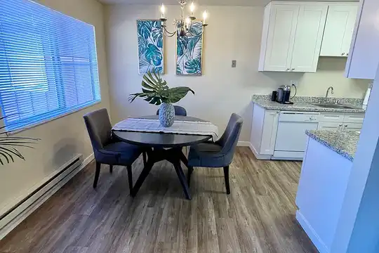 Listing photo 1 of 5