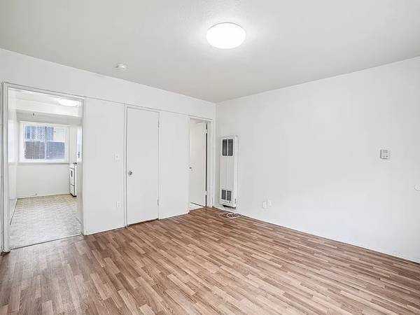 Listing photo 1 of 3