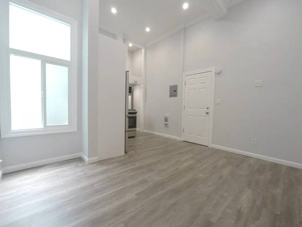 Listing photo 1 of 4