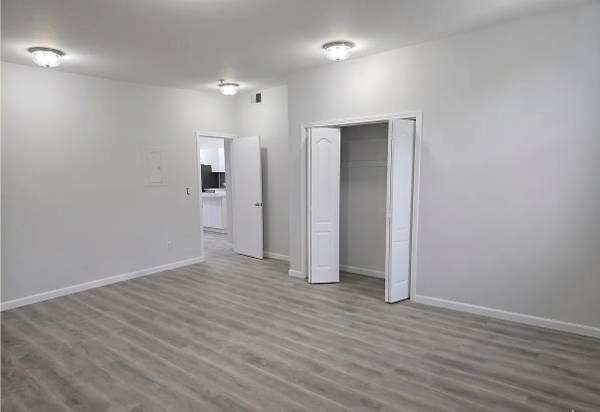 Listing photo 1 of 4