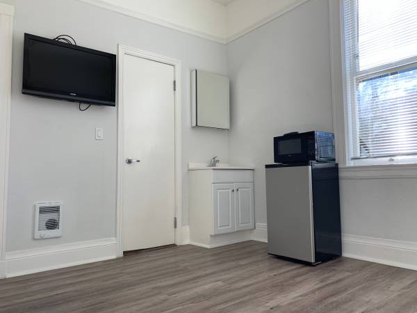 Listing photo 1 of 5