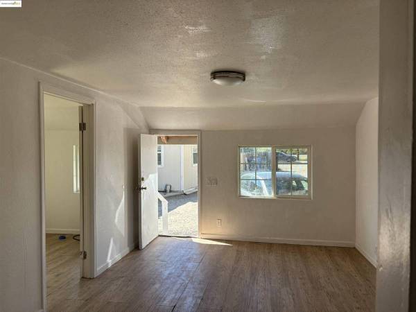 Listing photo 1 of 4