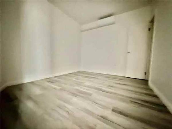 Listing photo 1 of 4