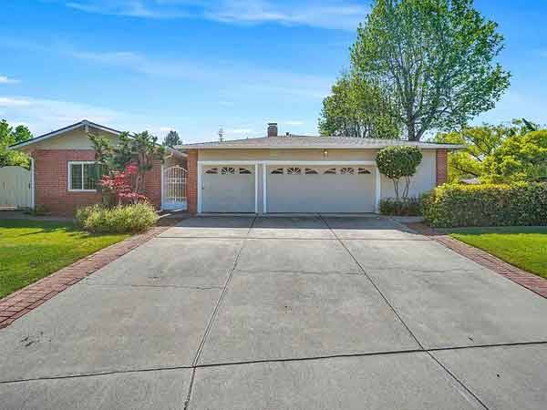 Listing photo 1 of 4