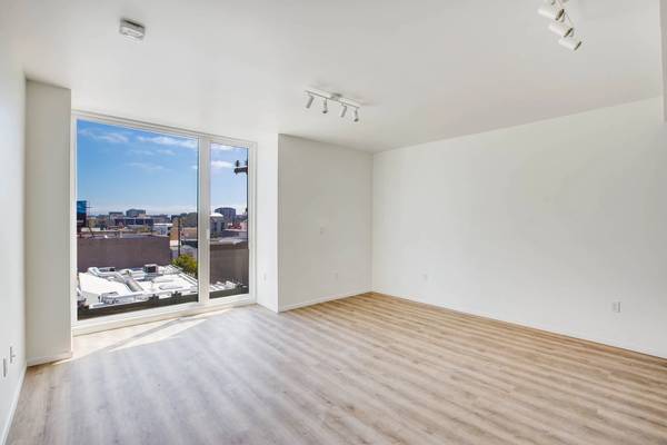 Listing photo 1 of 5