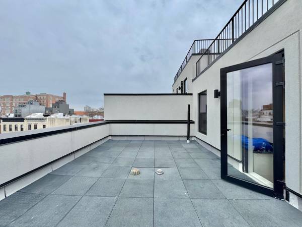 Listing photo 1 of 5