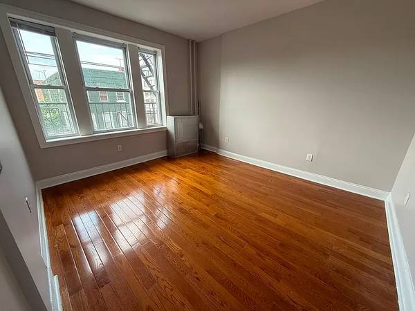 Listing photo 1 of 5