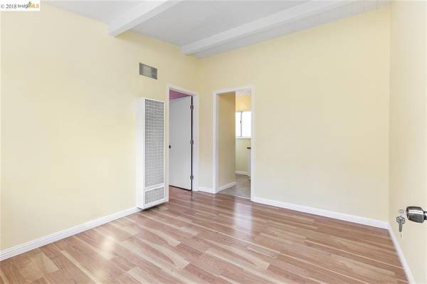 Listing photo 1 of 4