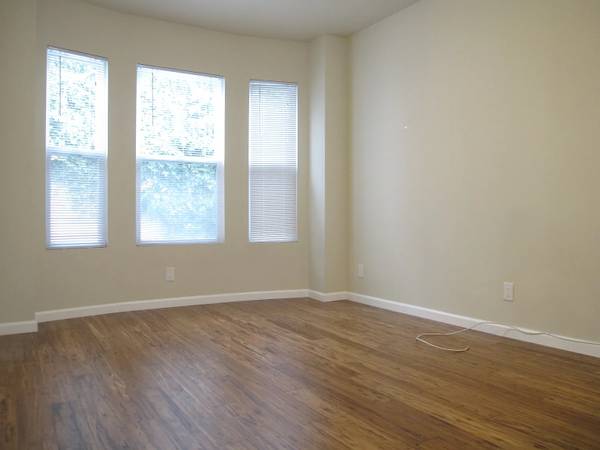 Listing photo 1 of 4