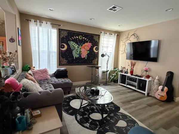 Listing photo 1 of 5