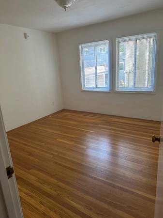 Listing photo 1 of 4