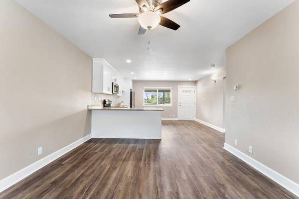 Listing photo 1 of 5