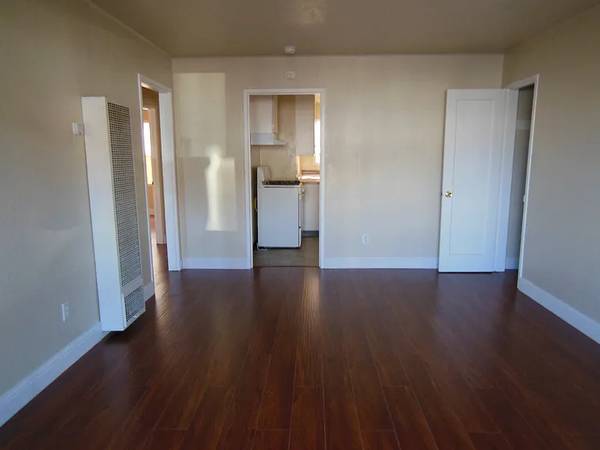 Listing photo 1 of 4