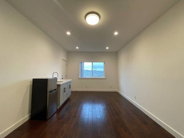 Listing photo 1 of 4