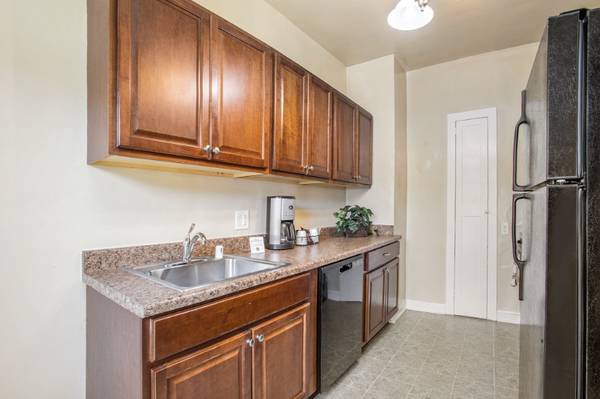 Listing photo 1 of 5