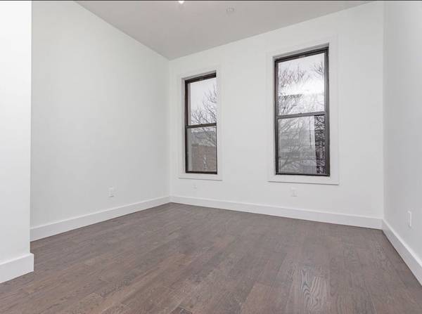 Listing photo 1 of 4