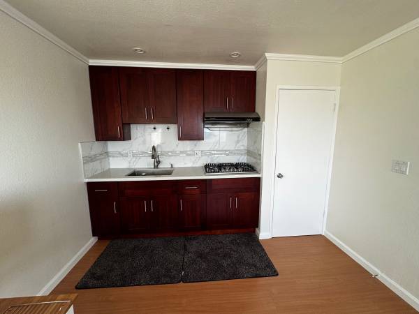 Listing photo 1 of 5