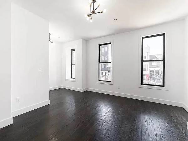 Listing photo 1 of 5