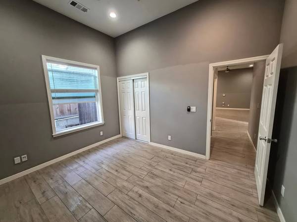Listing photo 1 of 4