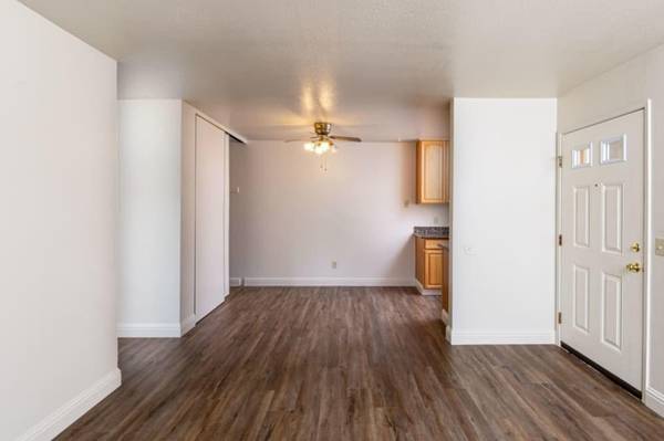 Listing photo 1 of 5