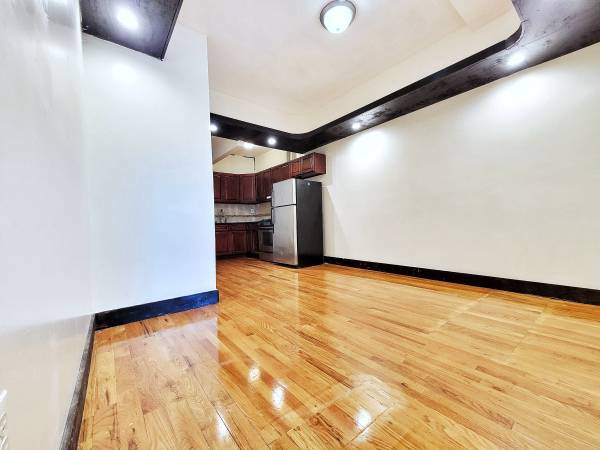 Listing photo 1 of 5